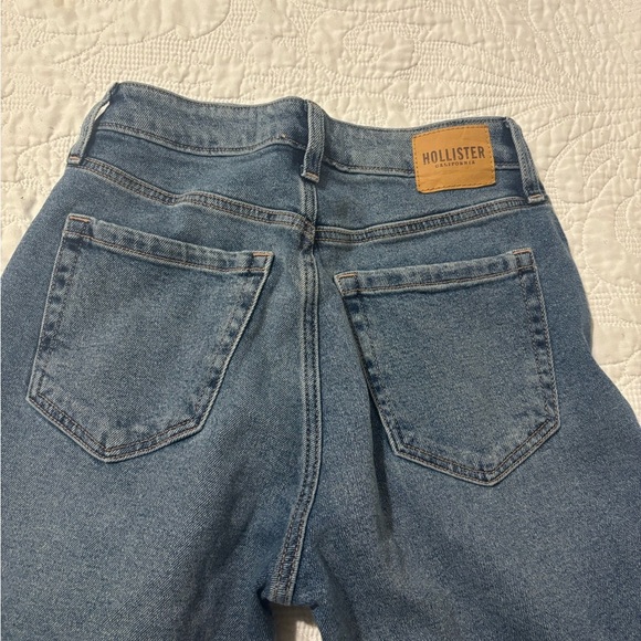 Hollister Curvy High-Rise Mom Jeans - Picture 5 of 9